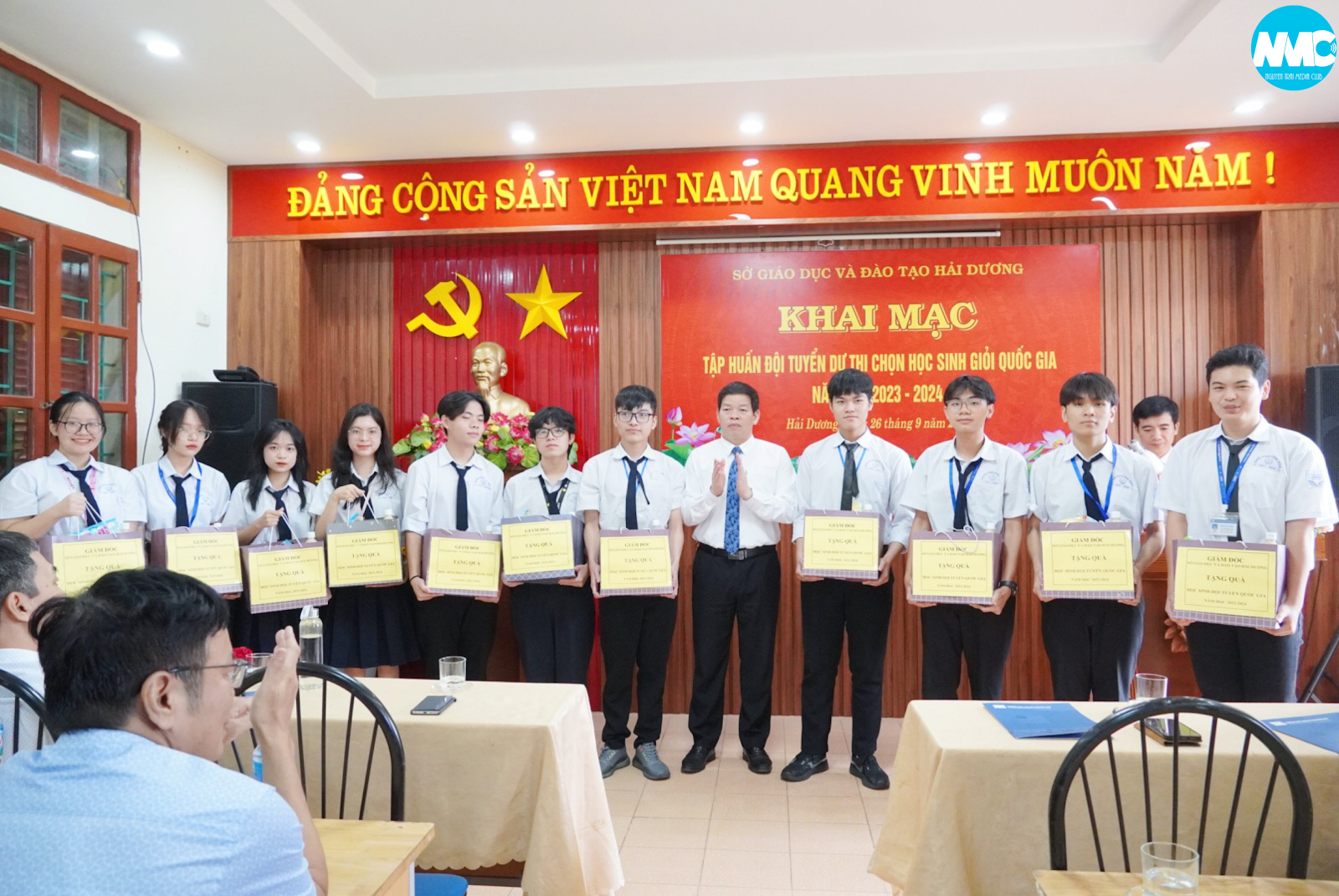 Nhấn để phóng to